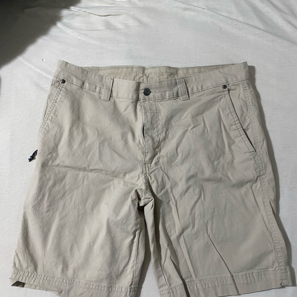 Columbia Men's Beige Flat Front Shorts